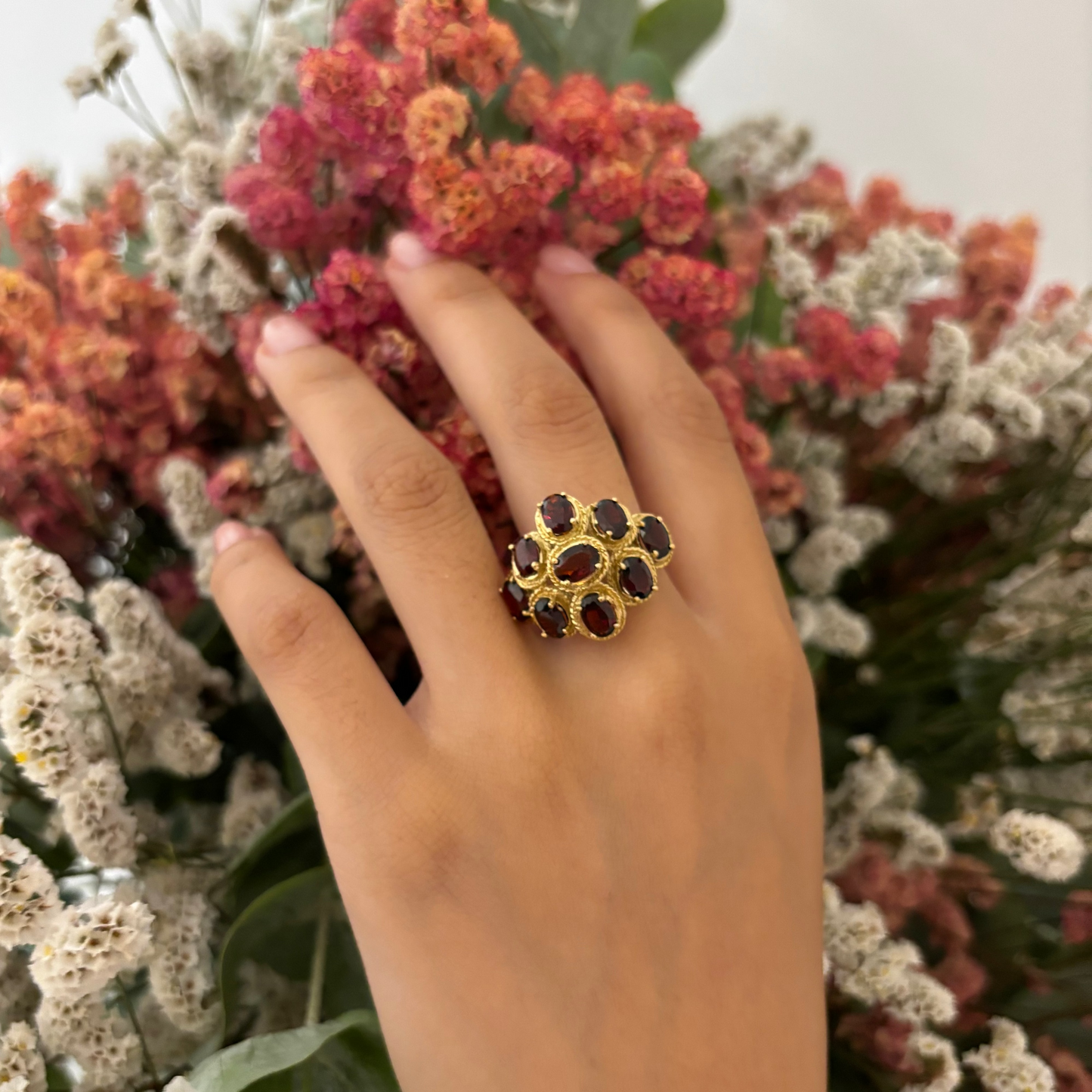 Comprar sortija realizada en oro amarillo de 18kt con 9 granates talla oval. Compro oro vender oro en Barcelona. Joyas vintage restauradas. Joyas baratas.