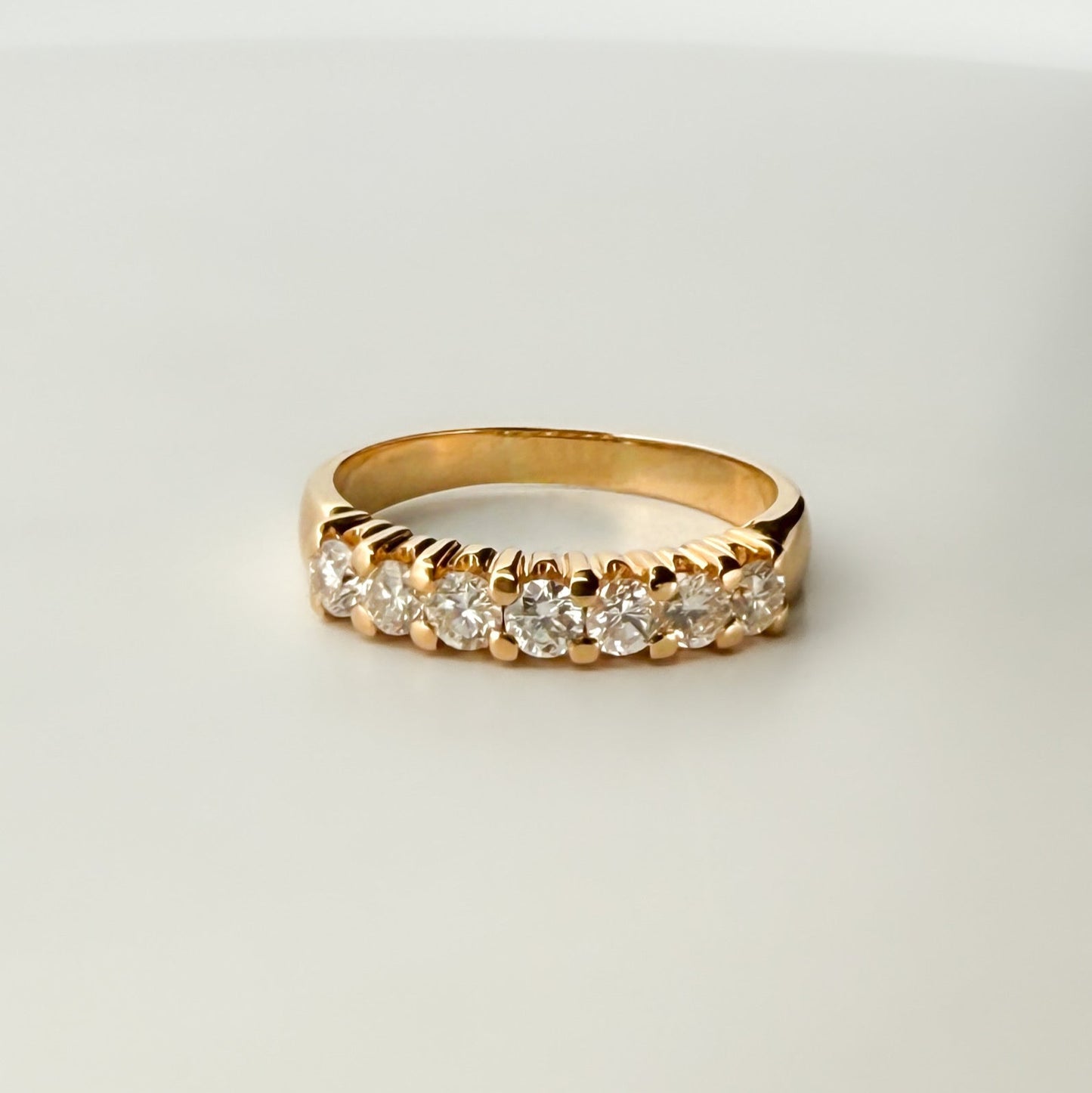 Comprar media alianza de oro amarillo de 18kt con 7 brillantes engastados en grapas. Joyas de segunda mano. Envío GRATIS. Anillos de compromiso baratos.