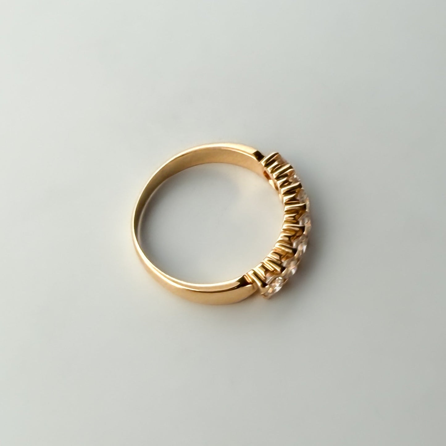 Comprar media alianza de oro amarillo de 18kt con 7 brillantes engastados en grapas. Joyas de segunda mano. Envío GRATIS. Anillos de compromiso baratos.