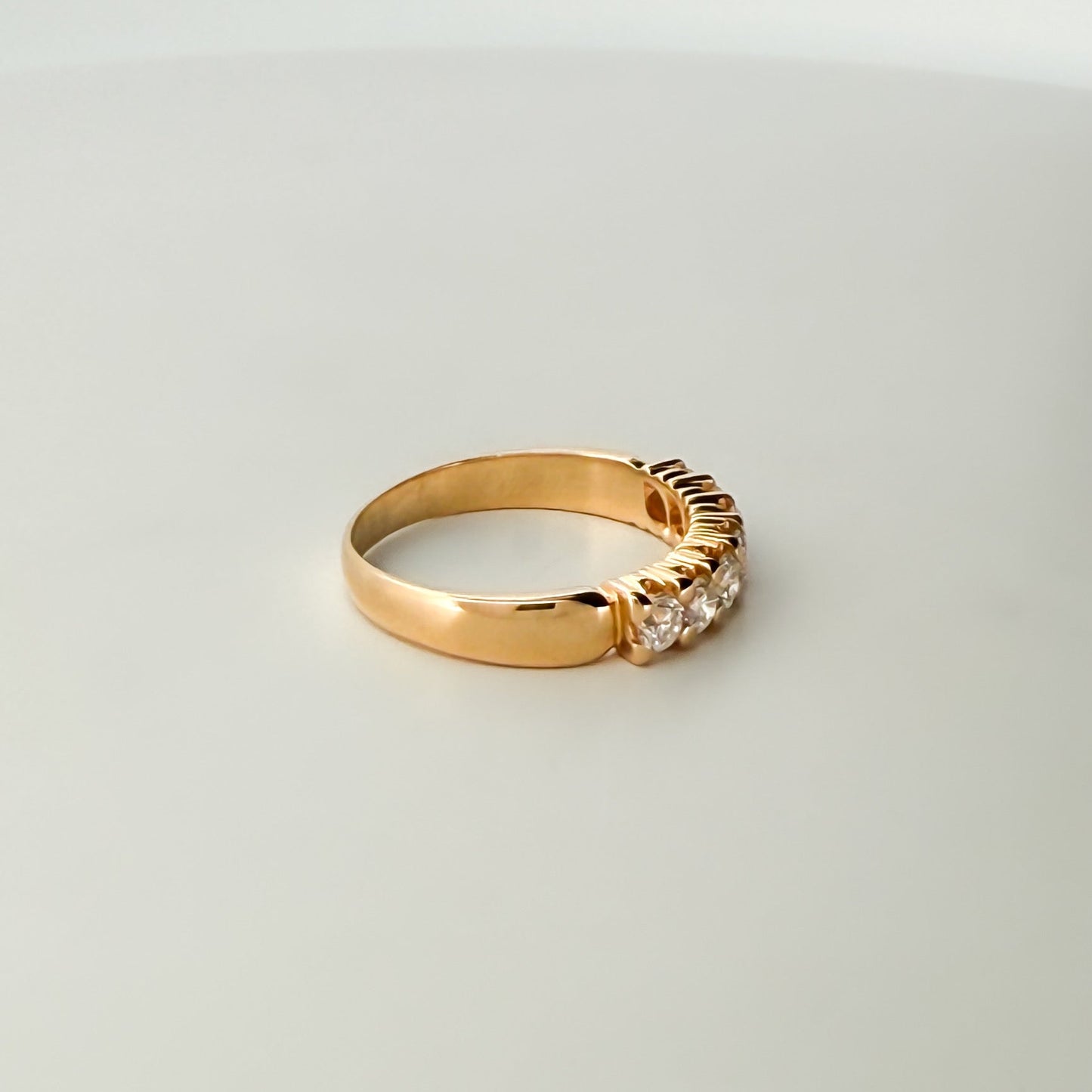 Comprar media alianza de oro amarillo de 18kt con 7 brillantes engastados en grapas. Joyas de segunda mano. Envío GRATIS. Anillos de compromiso baratos.