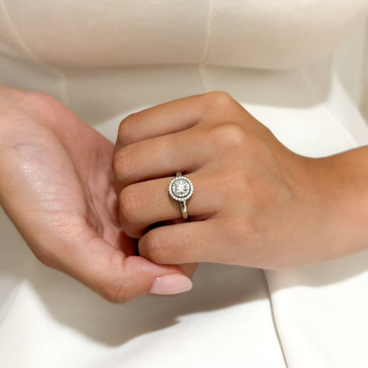 Comprar sortija en oro blanco de 18kt con rosetón de diamantes alrededor de un diamante más grande. Joyería Ian'Or. Joyas acondicionadas. Envío GRATIS.