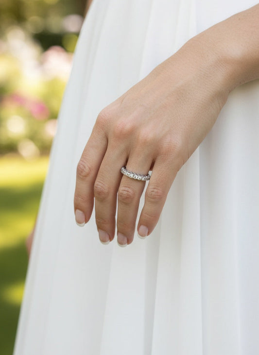 Comprar media alianza realizada en oro blanco 18kt con carril de 11 diamantes. Joyas acondicionadas. Envío GRATIS. Anillos de compromiso baratos. Ian'Or.