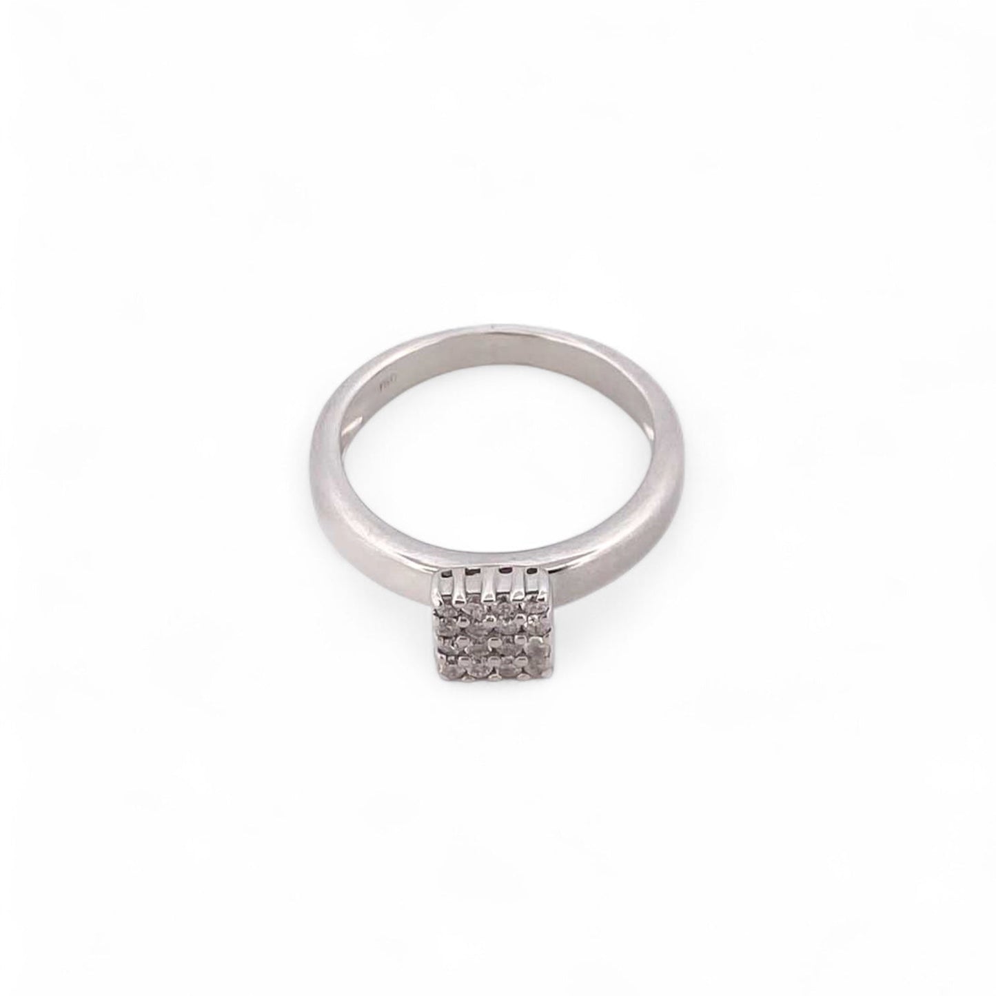 Comprar anillo realizado en oro blanco de 18kt con pavé cuadrado de 16 diamantes talla brillante. Joyería Ian'Or. Joyas acondicionadas. Envío GRATIS.