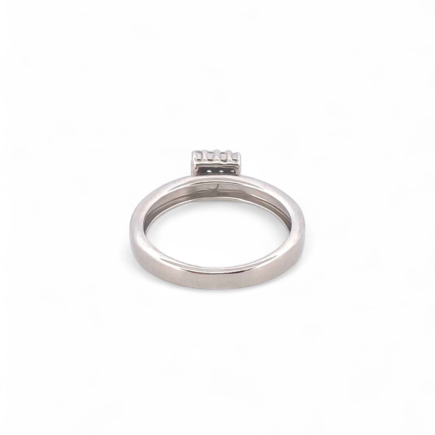 Comprar anillo realizado en oro blanco de 18kt con pavé cuadrado de 16 diamantes talla brillante. Joyería Ian'Or. Joyas acondicionadas. Envío GRATIS.