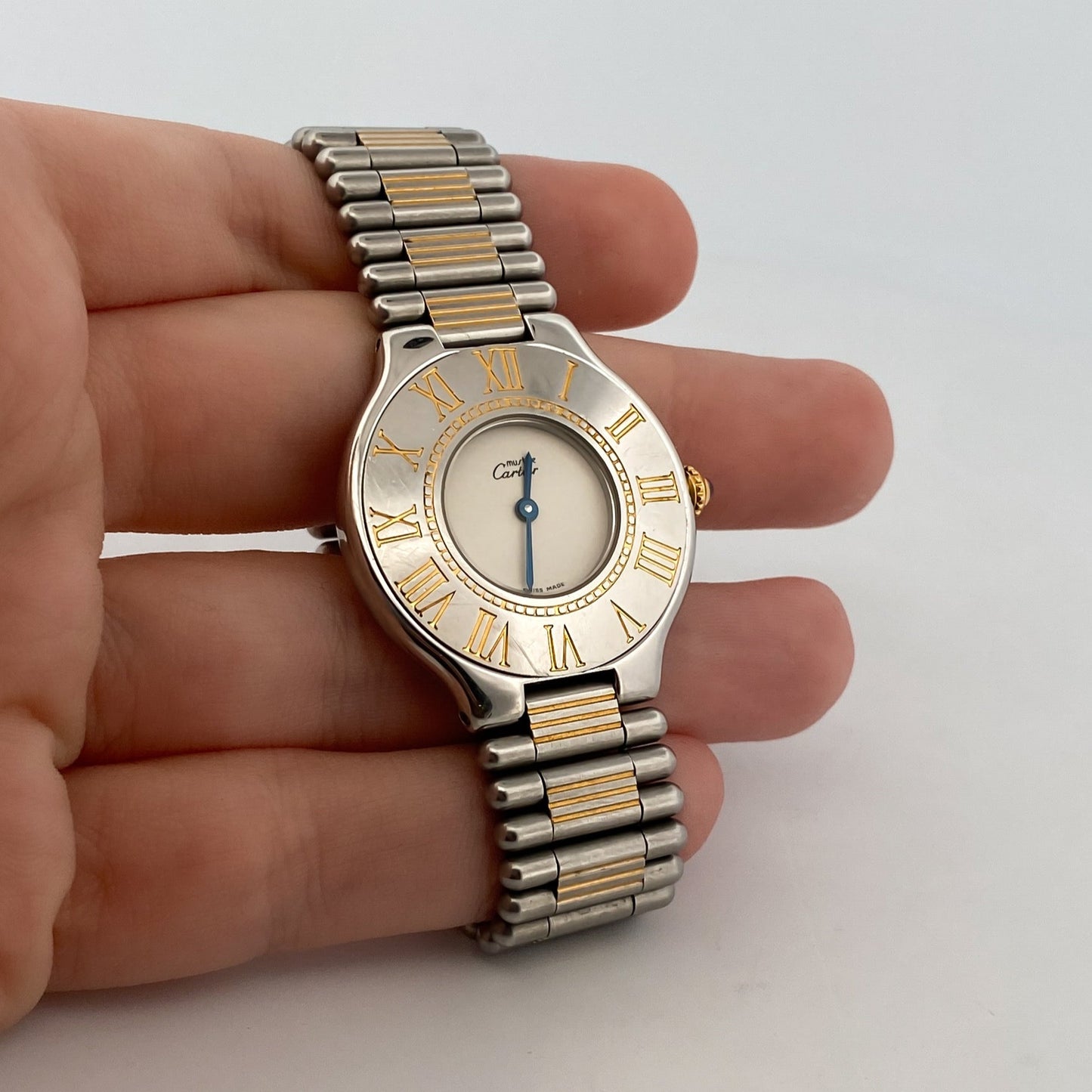 Reloj original Cartier modelo Must 21 realizado en acero y chapado en oro 18kt movimiento cuarzo.
Relojes Cartier de segunda mano baratos en Barcelona.