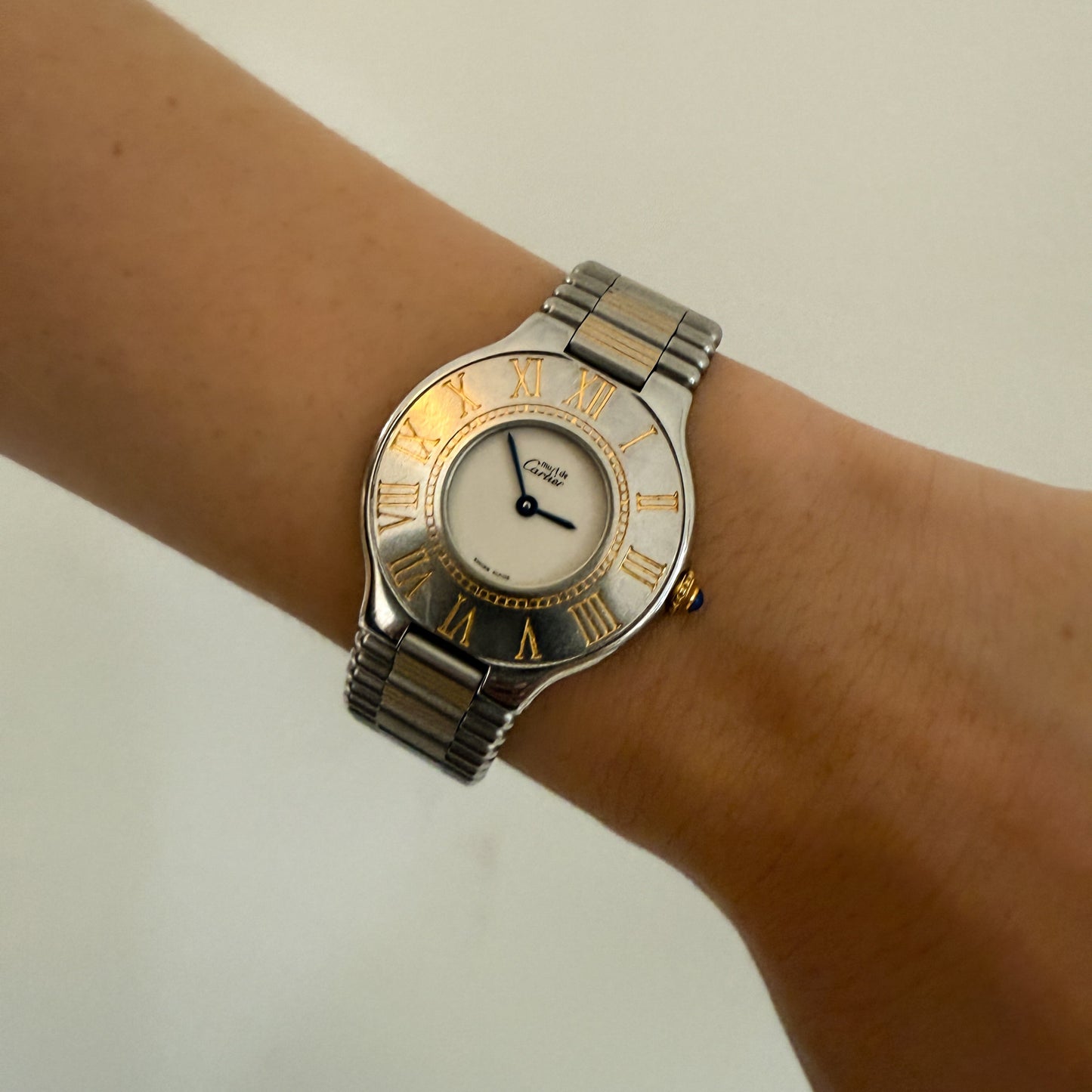 Reloj original Cartier modelo Must 21 realizado en acero y chapado en oro 18kt movimiento cuarzo.
Relojes Cartier de segunda mano baratos en Barcelona.