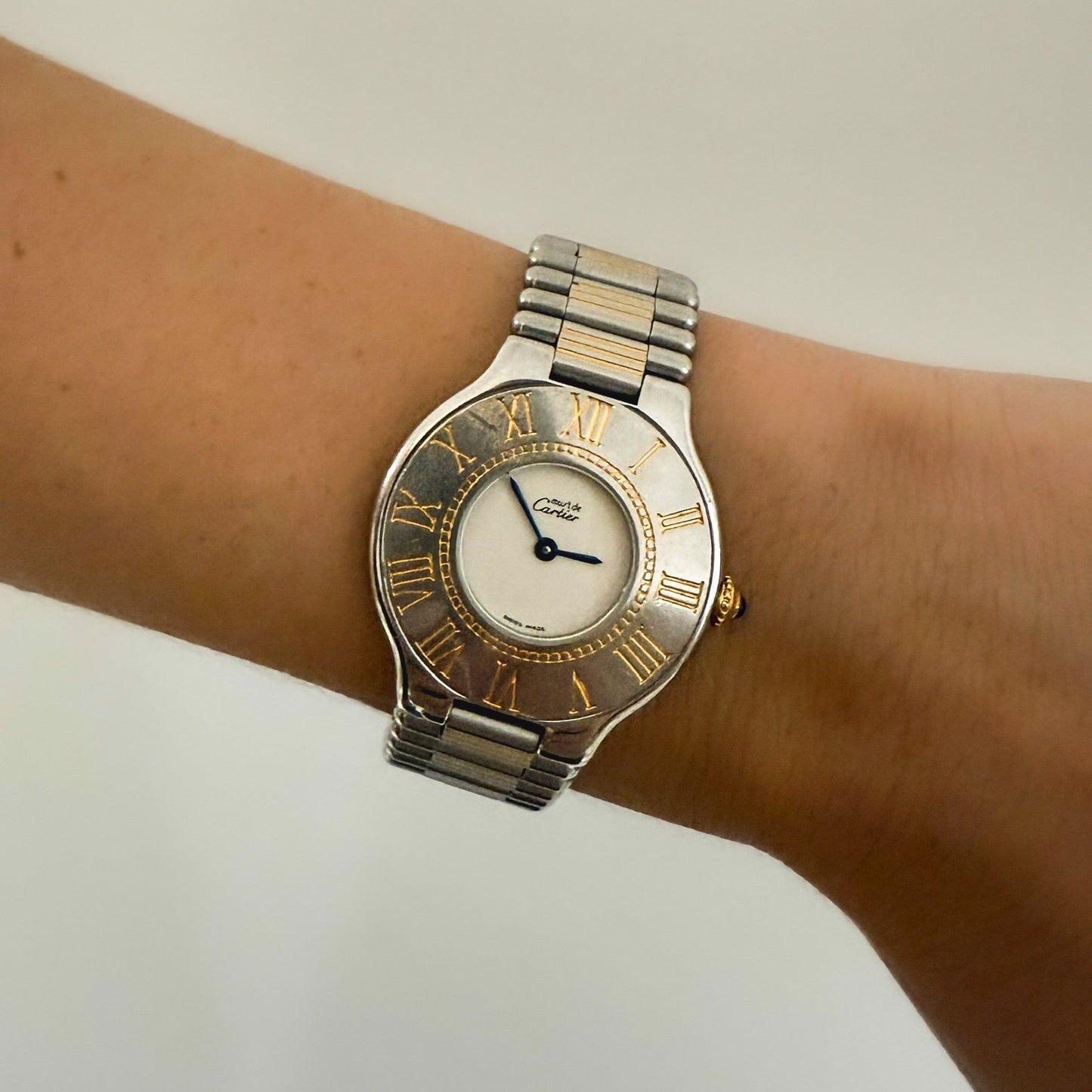 Reloj original Cartier modelo Must 21 realizado en acero y chapado en oro 18kt movimiento cuarzo.
Relojes Cartier de segunda mano baratos en Barcelona.