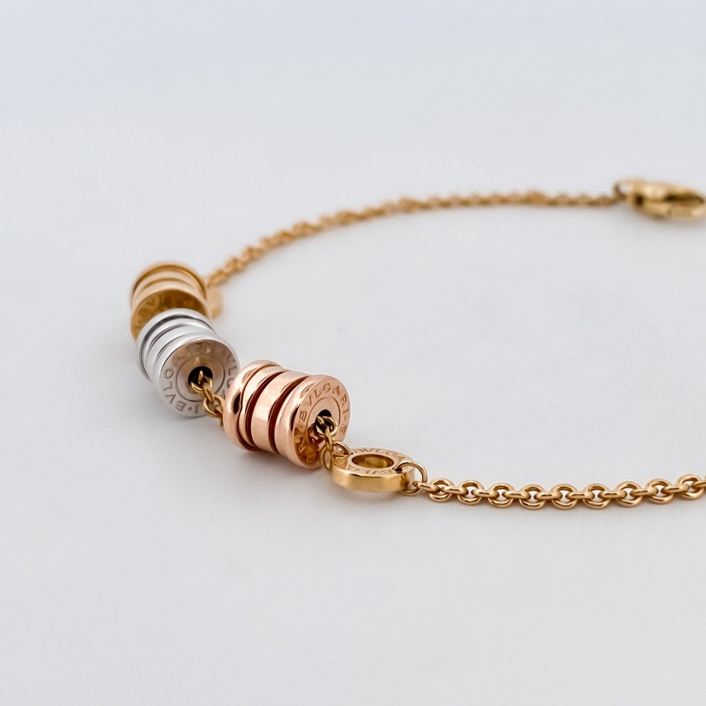 Comprar pulsera Bvlgari modelo B.zero realizada en oro amarillo, blanco y rosa de 18kt. Cierre tipo mosquetón. Joyas Bvlgari. Joyería Ian'Or. Envio GRATIS.