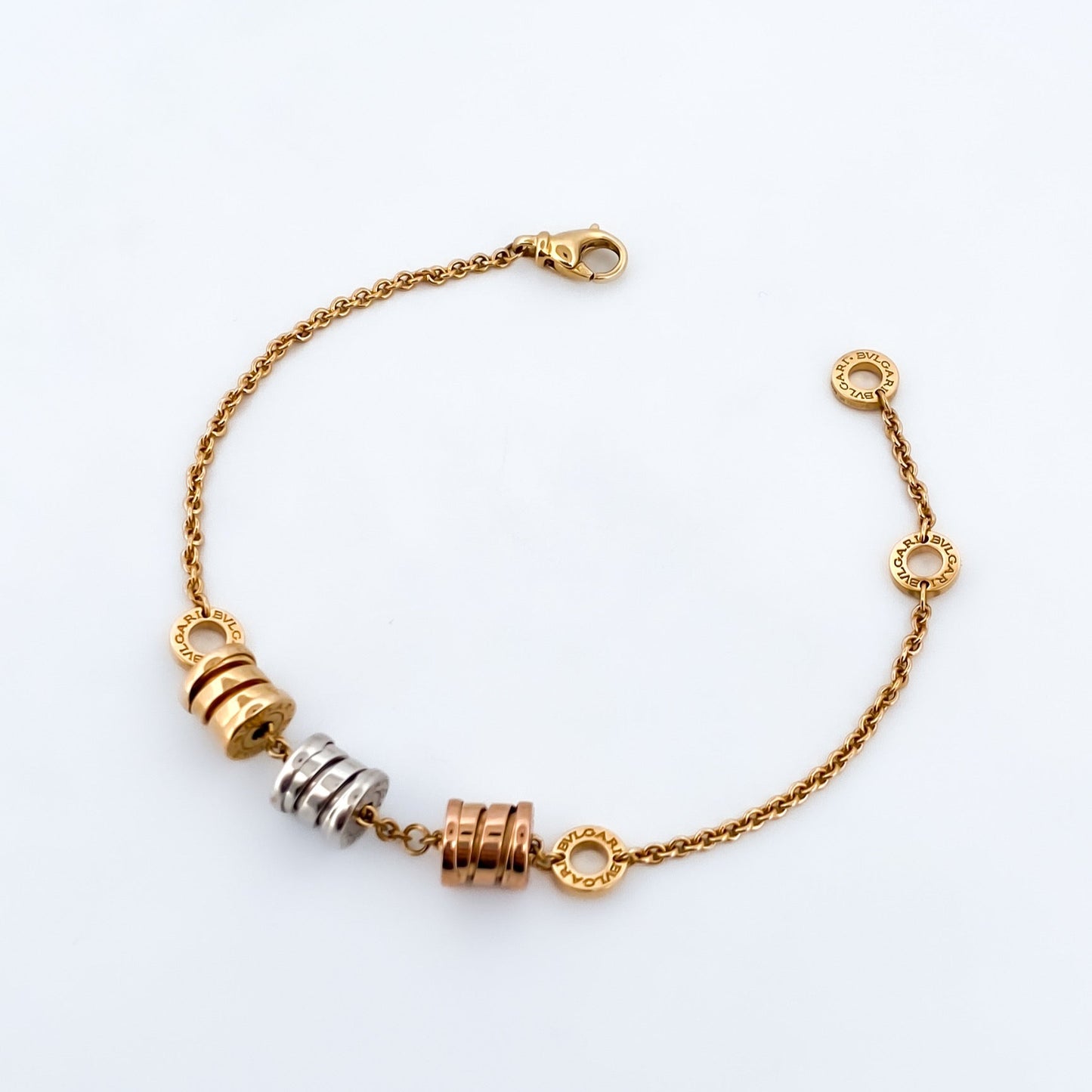 Comprar pulsera Bvlgari modelo B.zero realizada en oro amarillo, blanco y rosa de 18kt. Cierre tipo mosquetón. Joyas Bvlgari. Joyería Ian'Or. Envio GRATIS.