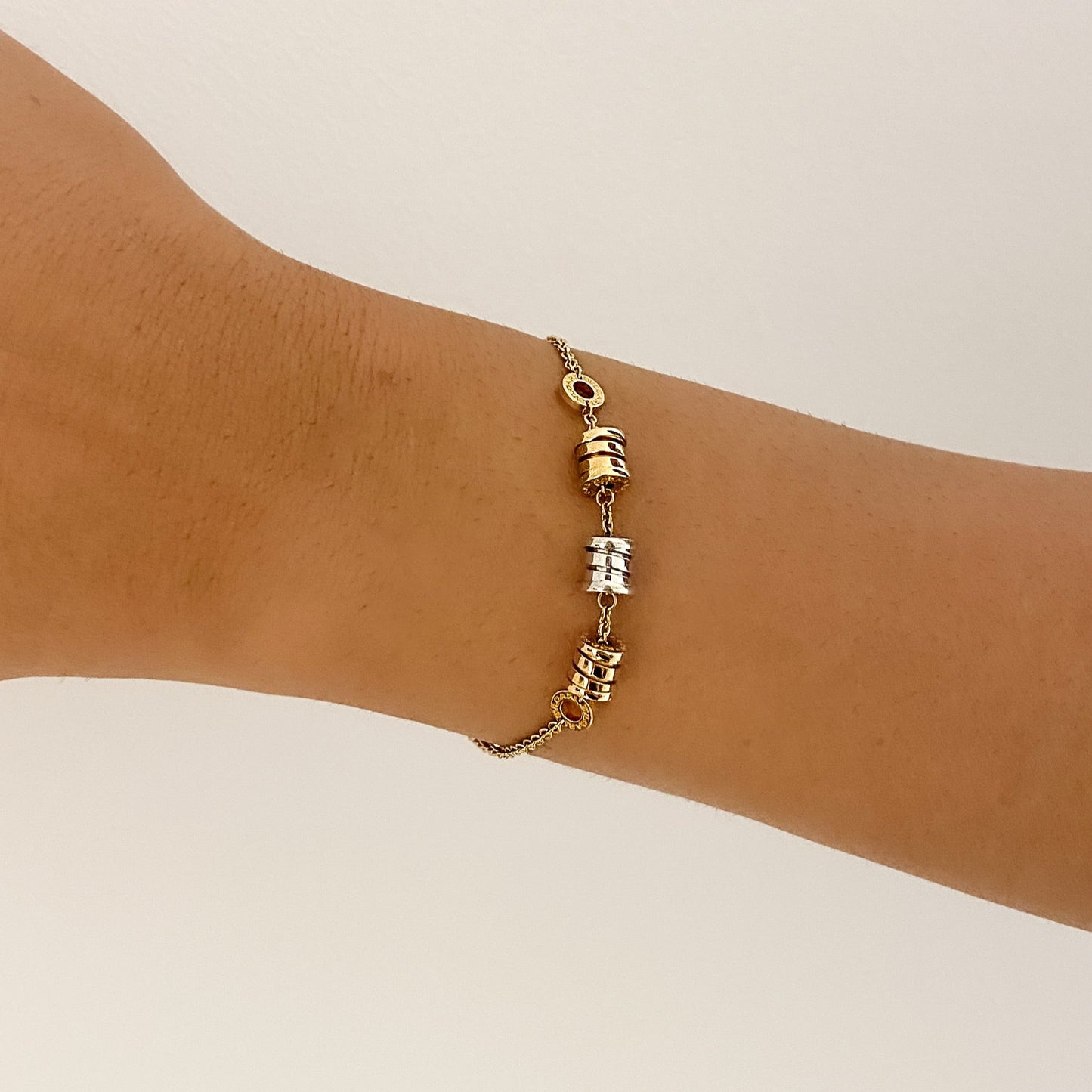 Comprar pulsera Bvlgari modelo B.zero realizada en oro amarillo, blanco y rosa de 18kt. Cierre tipo mosquetón. Joyas Bvlgari. Joyería Ian'Or. Envio GRATIS.