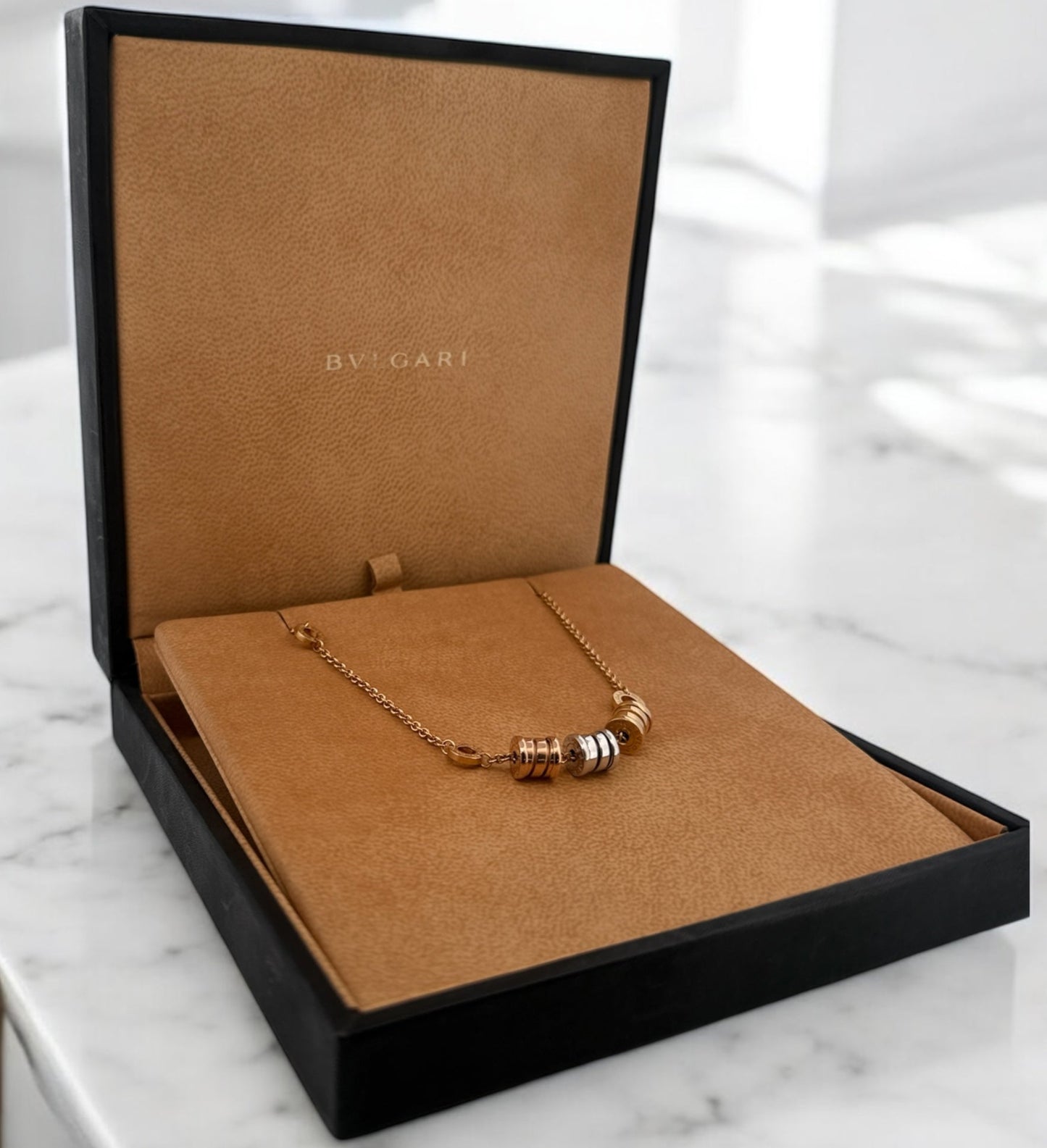 Comprar pulsera Bvlgari modelo B.zero realizada en oro amarillo, blanco y rosa de 18kt. Cierre tipo mosquetón. Joyas Bvlgari. Joyería Ian'Or. Envio GRATIS.
