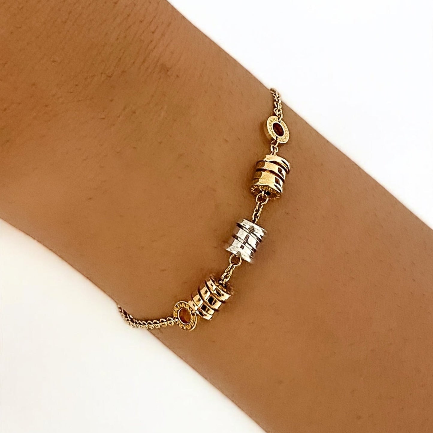 Comprar pulsera Bvlgari modelo B.zero realizada en oro amarillo, blanco y rosa de 18kt. Cierre tipo mosquetón. Joyas Bvlgari. Joyería Ian'Or. Envio GRATIS.