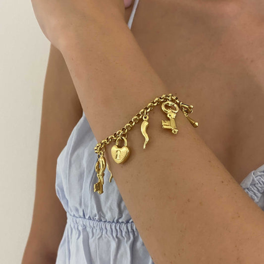 Comprar pulsera realizada en oro amarillo de 18kt con colgantes en forma de llaves y candados. Cierre tipo marinero. Joyas segunda mano. Joyería Ian'Or.