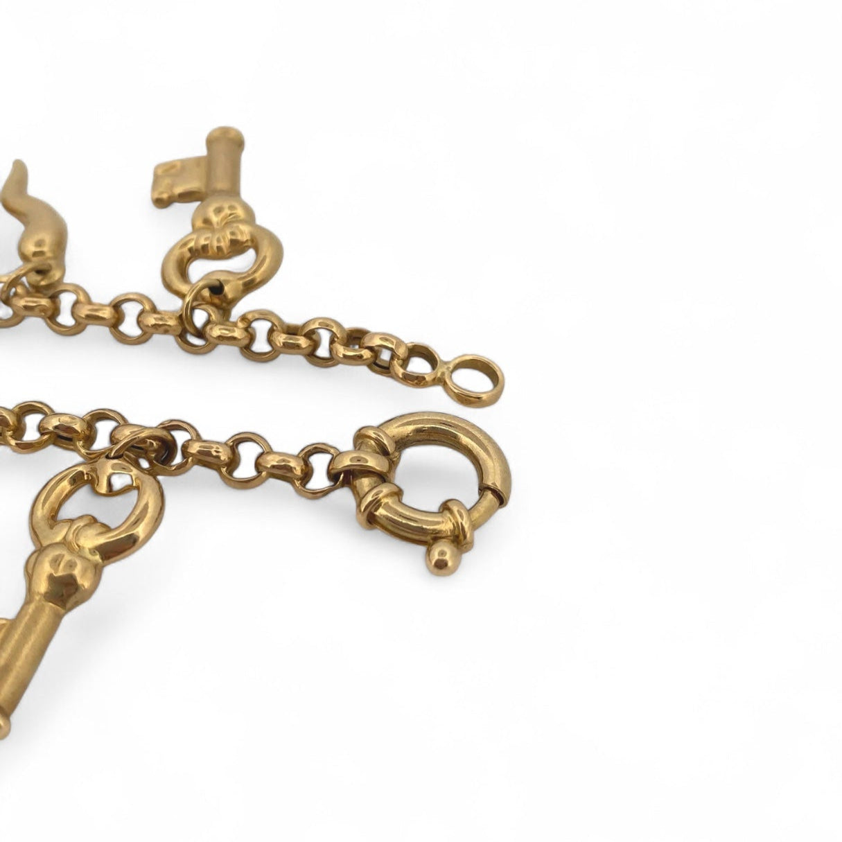 Comprar pulsera realizada en oro amarillo de 18kt con colgantes en forma de llaves y candados. Cierre tipo marinero. Joyas segunda mano. Joyería Ian'Or.