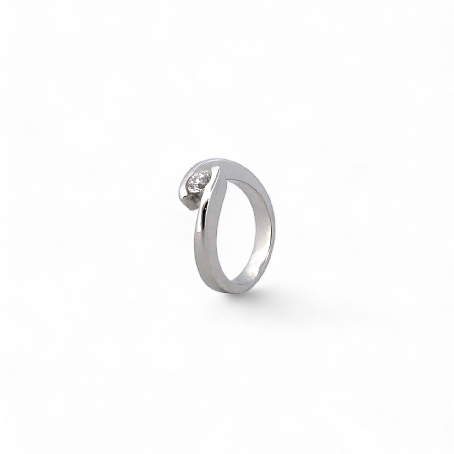 Comprar solitario realizado en oro blanco y diamante talla brillante engastado en dos brazos Joyas restauradas. Joyería compro oro Ian'Or. Envío GRATIS.