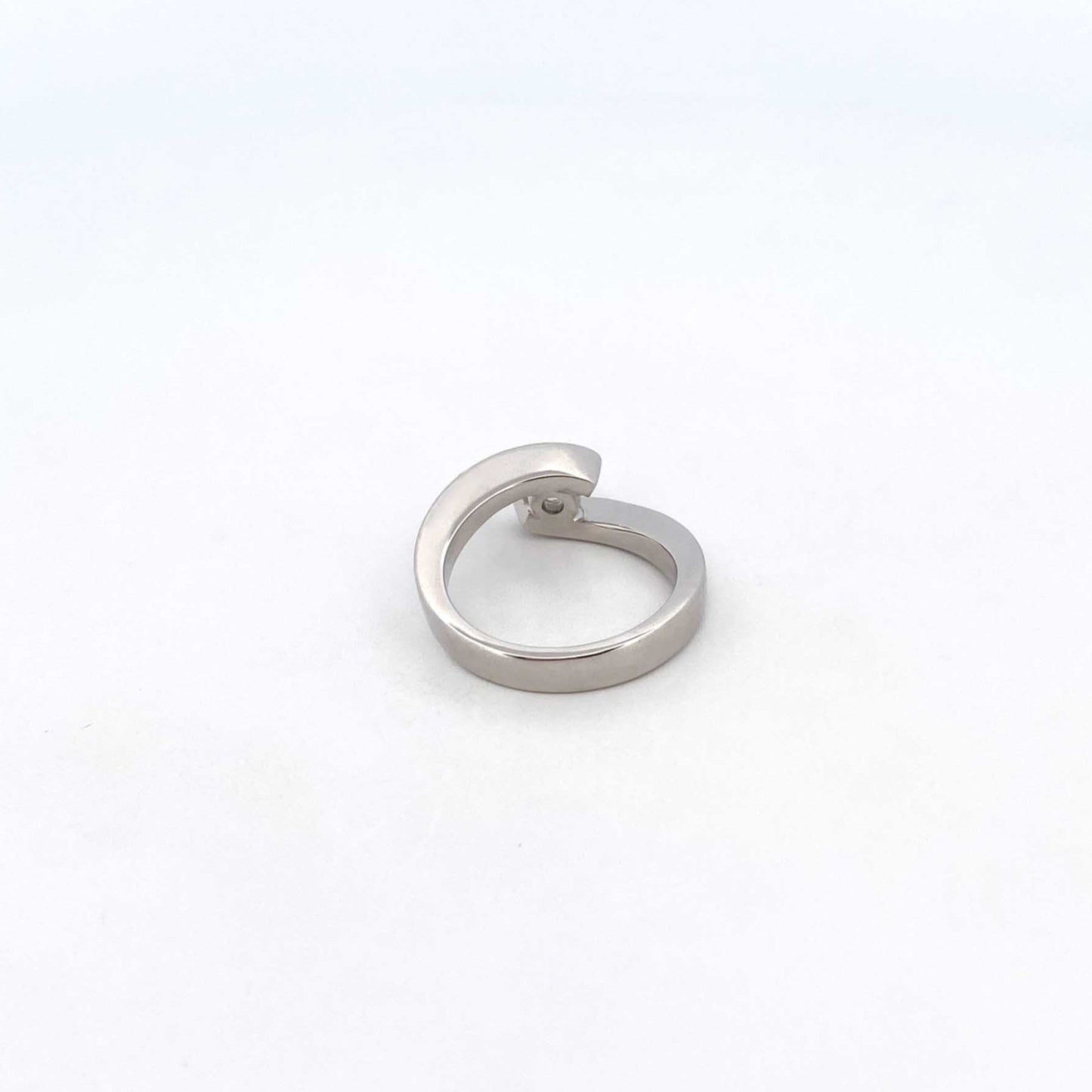 Comprar solitario realizado en oro blanco y diamante talla brillante engastado en dos brazos Joyas restauradas. Joyería compro oro Ian'Or. Envío GRATIS.