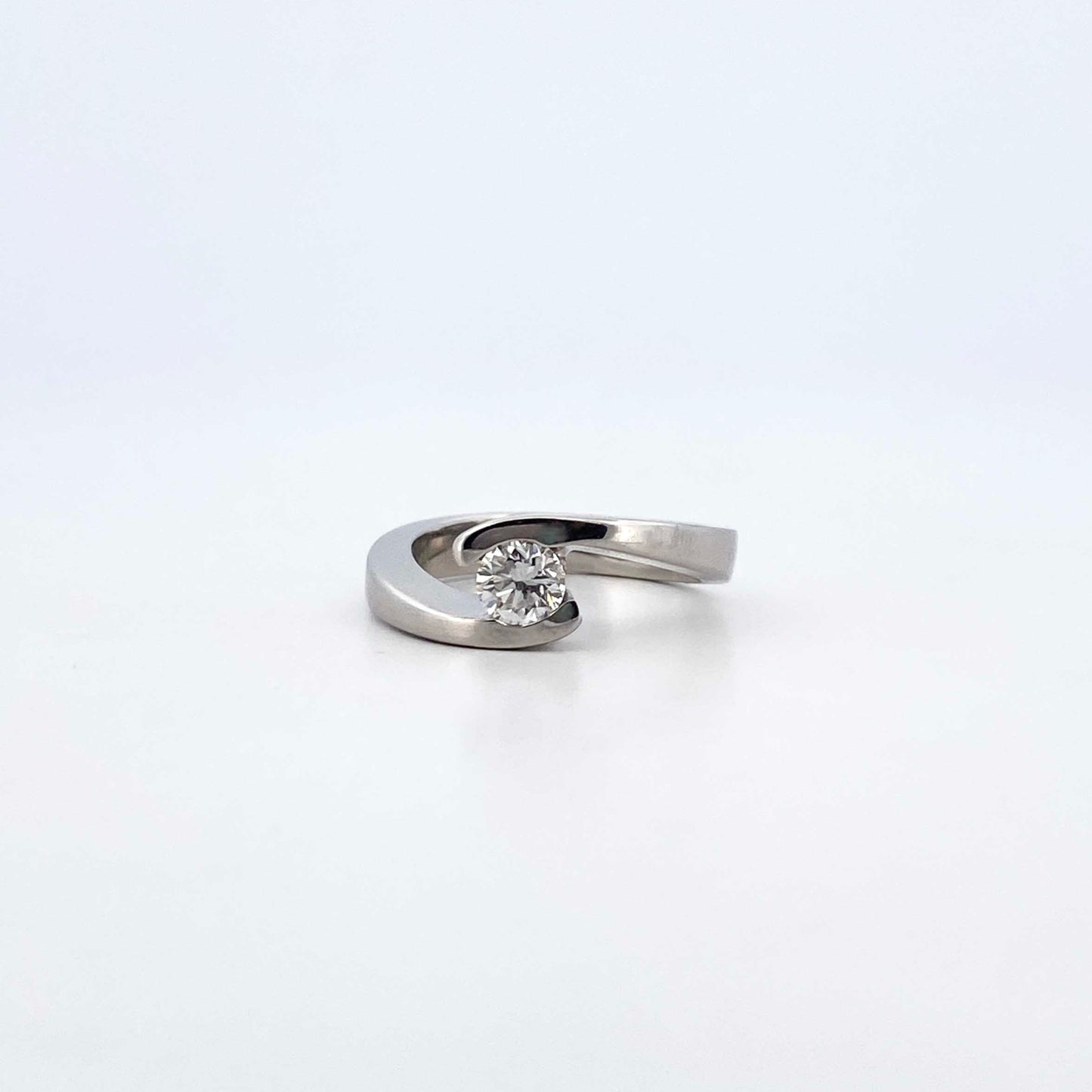 Comprar solitario realizado en oro blanco y diamante talla brillante engastado en dos brazos Joyas restauradas. Joyería compro oro Ian'Or. Envío GRATIS.