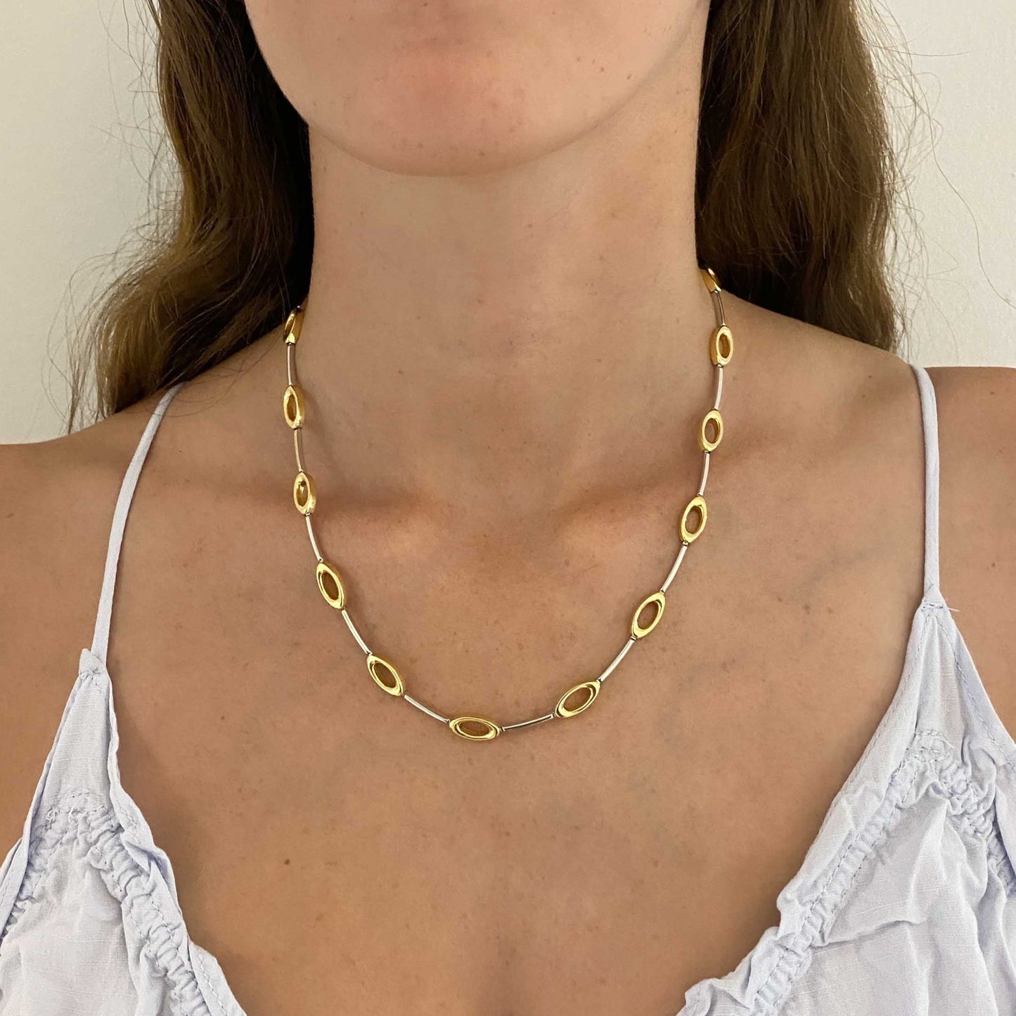 Comprar collar semirrígido realizado en oro blanco y amarillo de 18kt. Cierre de cajón y un brazo de seguridad. Joyería Compro Oro Barcelona. Ian'Or.