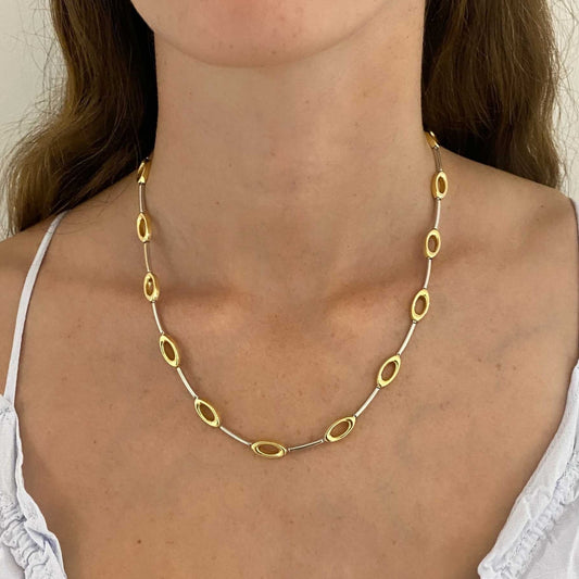 Comprar collar semirrígido realizado en oro blanco y amarillo de 18kt. Cierre de cajón y un brazo de seguridad. Joyería Compro Oro Barcelona. Ian'Or.