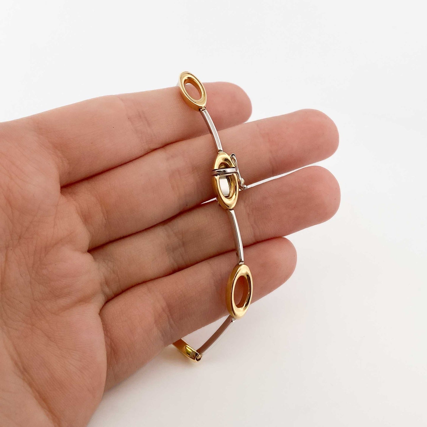 Comprar collar semirrígido realizado en oro blanco y amarillo de 18kt. Cierre de cajón y un brazo de seguridad. Joyería Compro Oro Barcelona. Ian'Or.