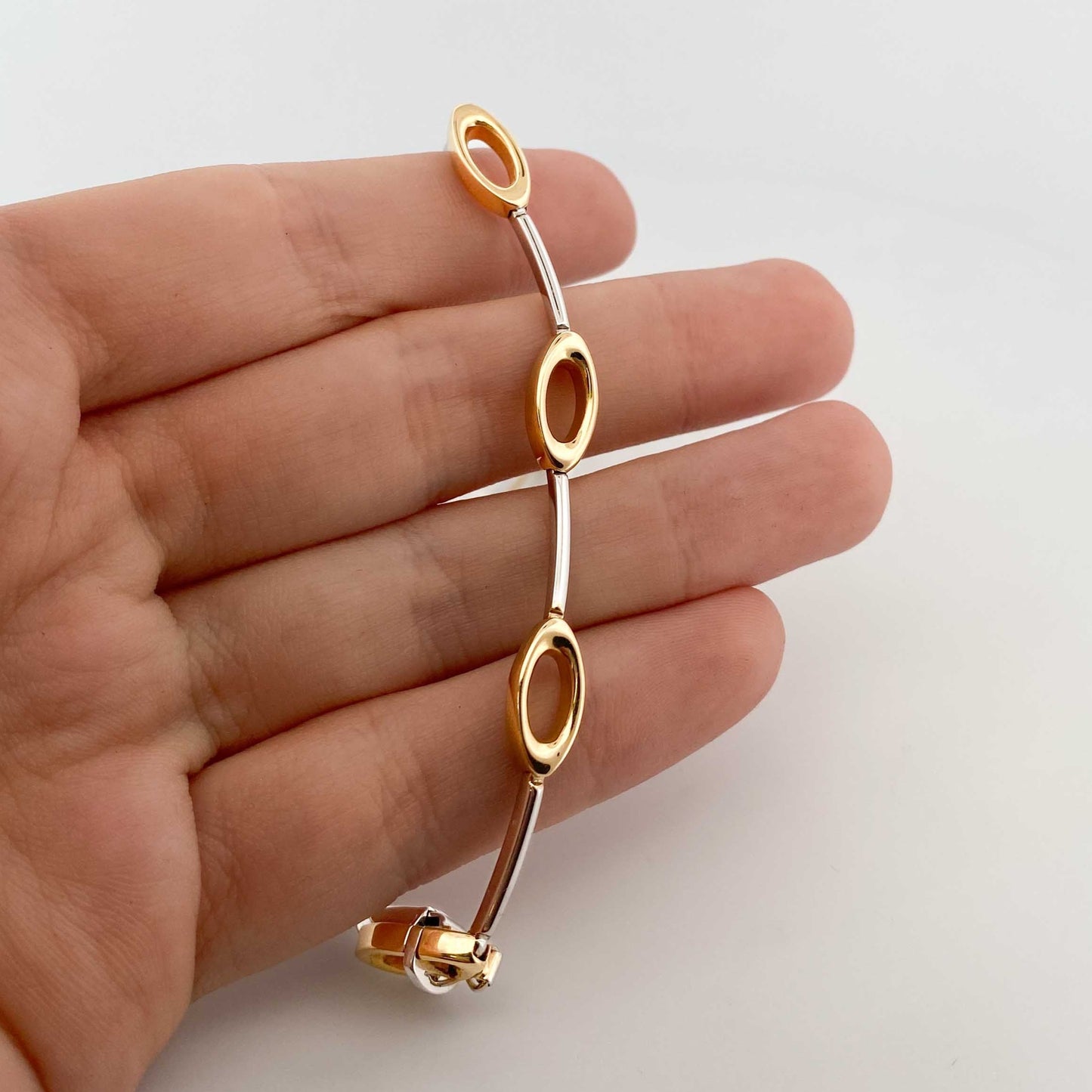 Comprar collar semirrígido realizado en oro blanco y amarillo de 18kt. Cierre de cajón y un brazo de seguridad. Joyería Compro Oro Barcelona. Ian'Or.