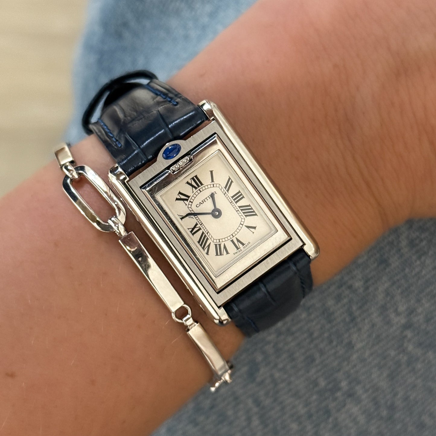 Reloj original Cartier modelo Tank Basculante de cuarzo
Relojes Cartier de segunda mano baratos en Barcelona.
