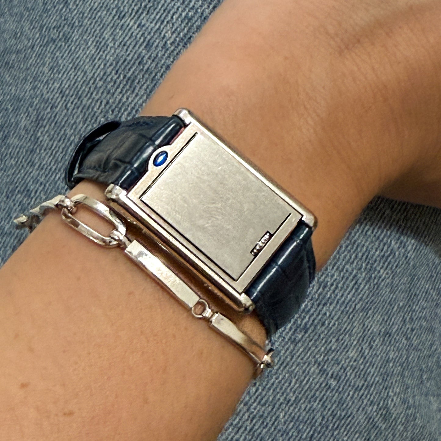 Reloj original Cartier modelo Tank Basculante de cuarzo
Relojes Cartier de segunda mano baratos en Barcelona.