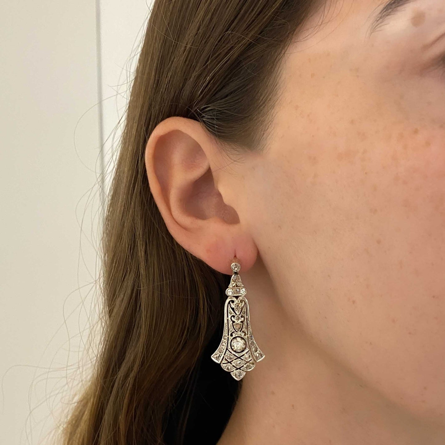 Comprar pendientes largos vintage de oro amarillo de 18kt con diamantes talla antigua engastados en platino. Cierre catalán. Joyería Ian'Or. Envío GRATIS.