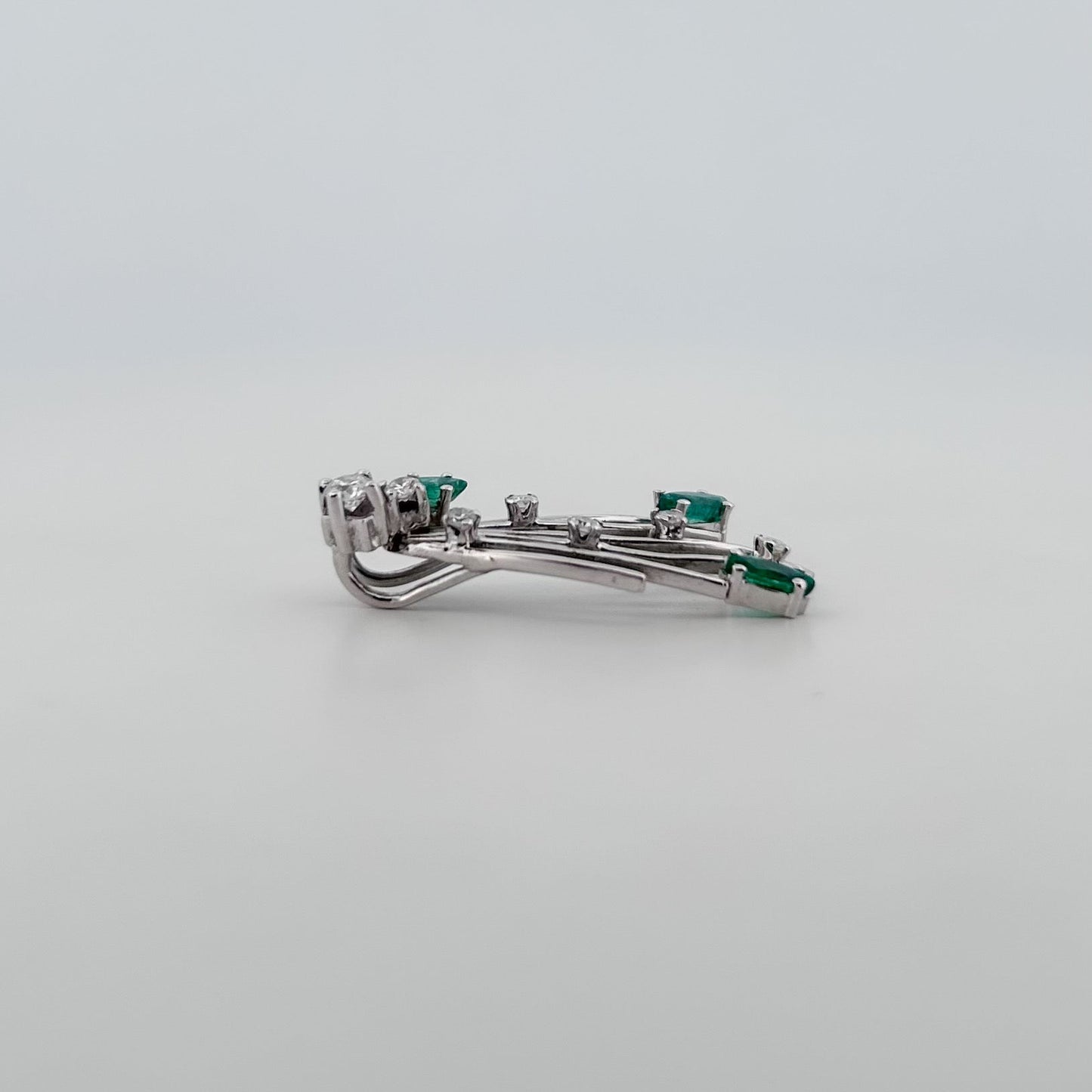 Comprar colgante antiguo de oro blanco 18kt con brillante central engastado en grapas, 6 diamantes a lo largo del abanico y 3 esmeraldas talla marquise.