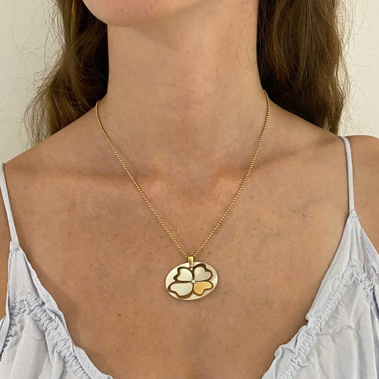 Comprar colgante en forma de flor de la firma Antonelli realizado en oro de 18kt, un diamante central y madreperla. Joyería Ian'Or. Envío GRATIS.