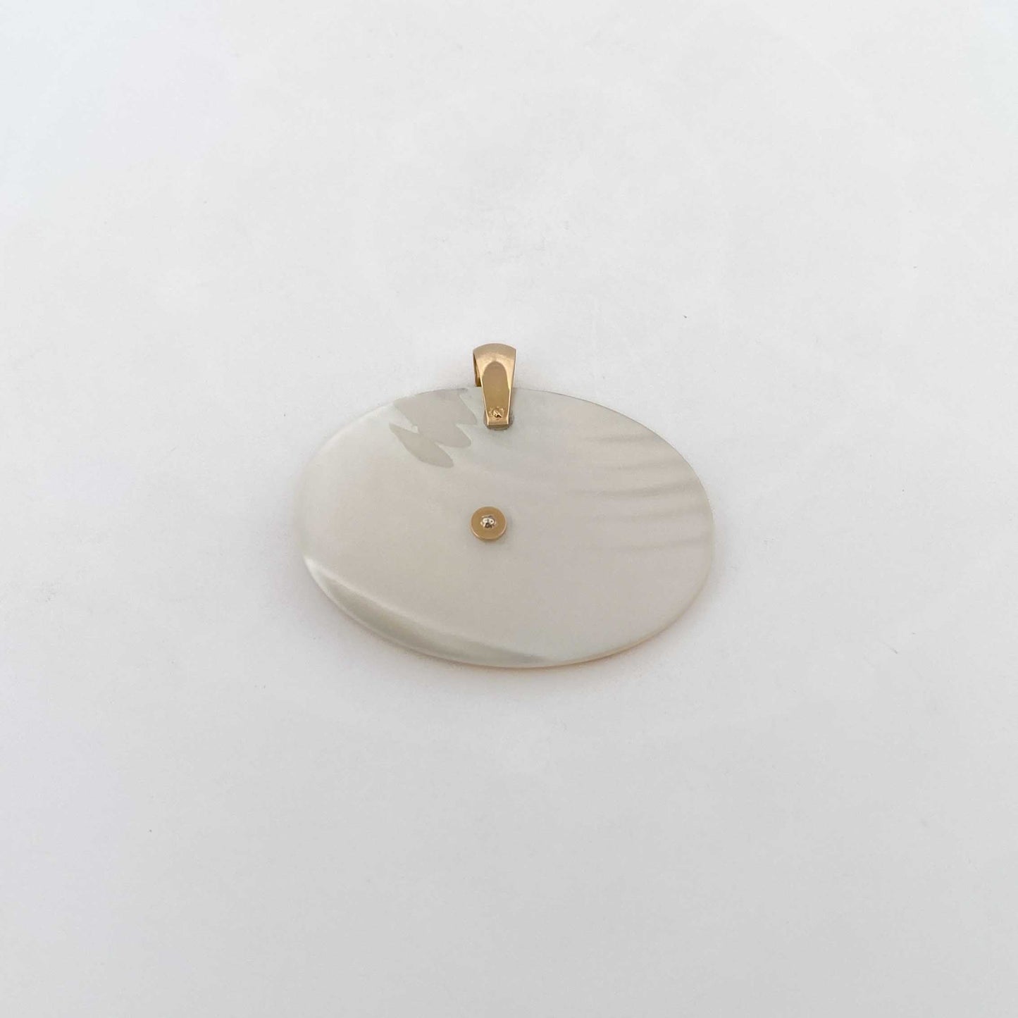 Comprar colgante en forma de flor de la firma Antonelli realizado en oro de 18kt, un diamante central y madreperla. Joyería Ian'Or. Envío GRATIS.
