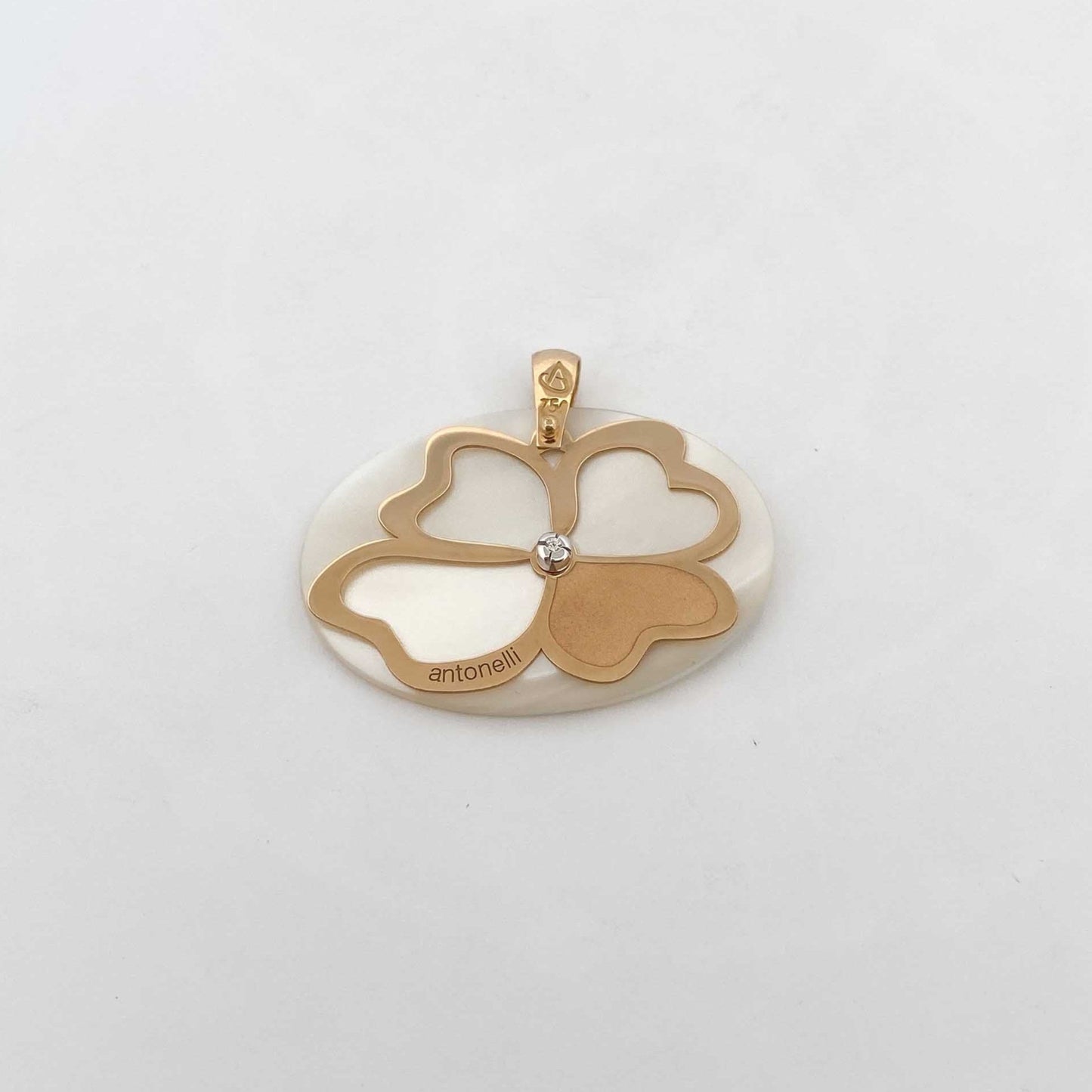 Comprar colgante en forma de flor de la firma Antonelli realizado en oro de 18kt, un diamante central y madreperla. Joyería Ian'Or. Envío GRATIS.