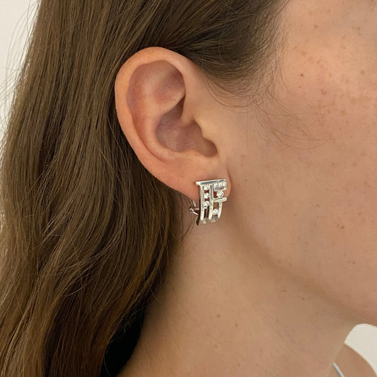 Comprar pendientes de oro blanco de 18kt con 8 diamantes talla brillante en cada pendiente. Cierre tipo omega. Joyas con diamantes baratas. Joyería Ian'Or.