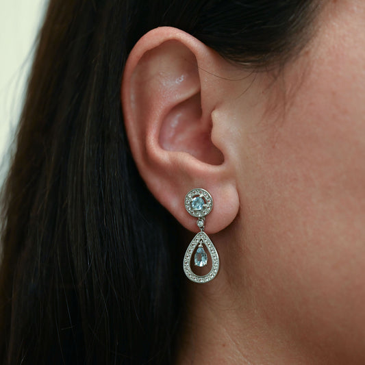Comprar pendientes largos de oro blanco de 18kt con diamantes talla brillante y aguas marinas. Joyas con aguamarinas. Joyería Ian'Or. Envío GRATIS.