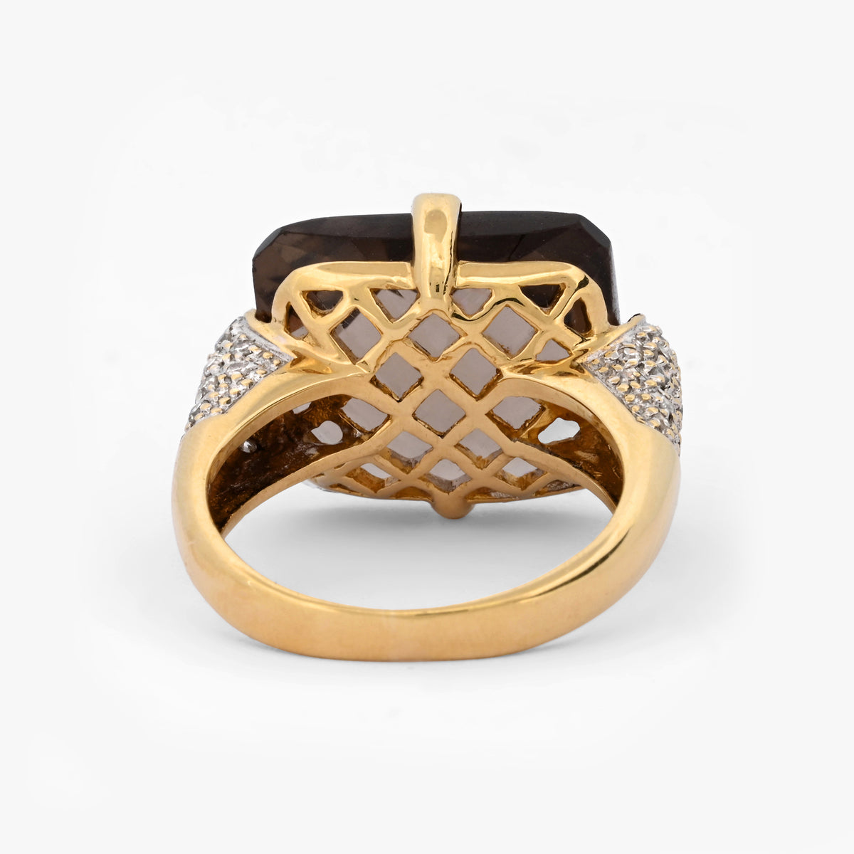 Comprar sortija de oro amarillo de 18kt con piedra central de color café y pavé de diamantes en los brazos. Joyería compro oro Ian'Or. Envío GRATIS.