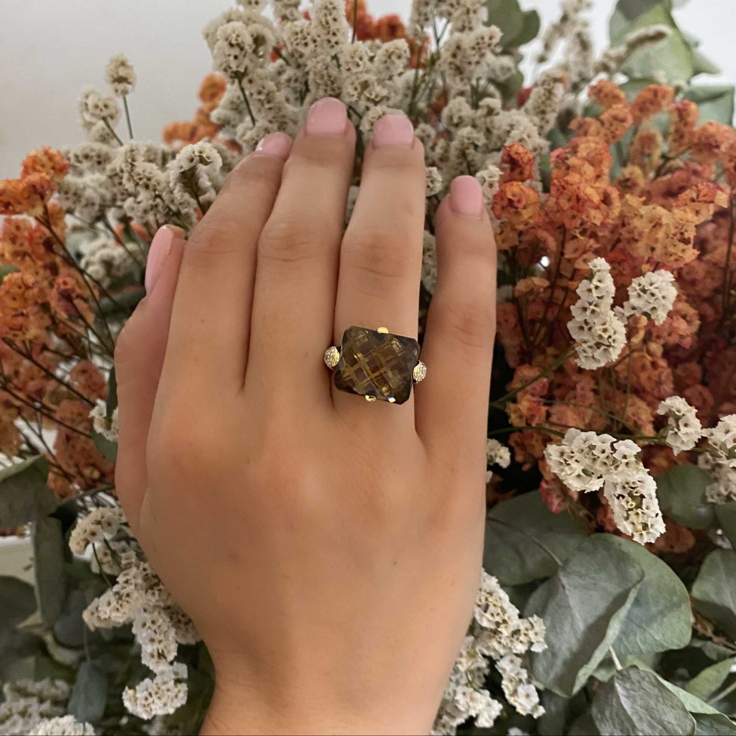 Comprar sortija de oro amarillo de 18kt con piedra central de color café y pavé de diamantes en los brazos. Joyería compro oro Ian'Or. Envío GRATIS.
