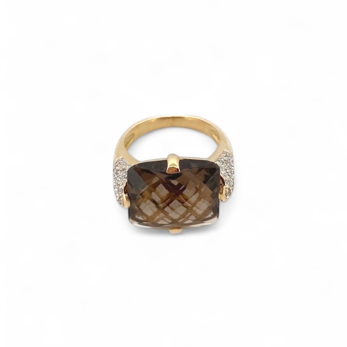 Comprar sortija de oro amarillo de 18kt con piedra central de color café y pavé de diamantes en los brazos. Joyería compro oro Ian'Or. Envío GRATIS.