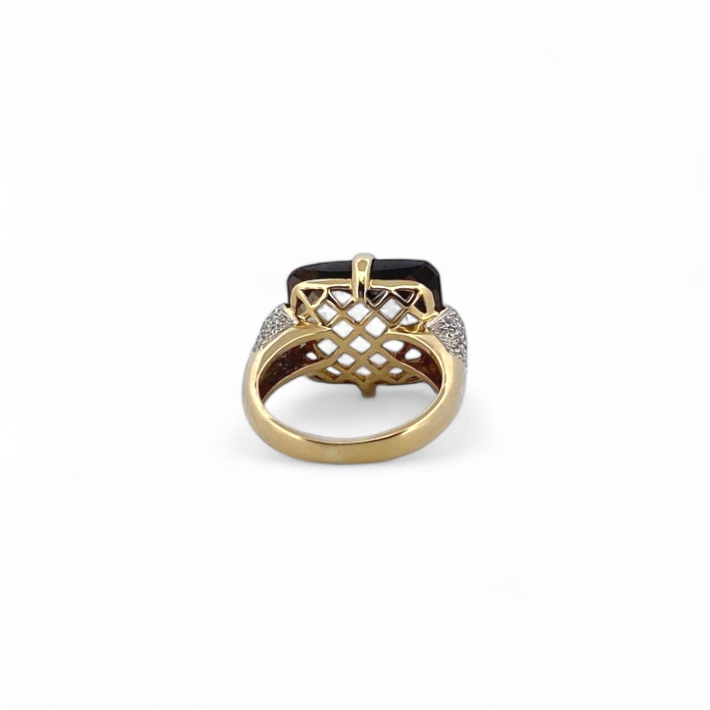 Comprar sortija de oro amarillo de 18kt con piedra central de color café y pavé de diamantes en los brazos. Joyería compro oro Ian'Or. Envío GRATIS.