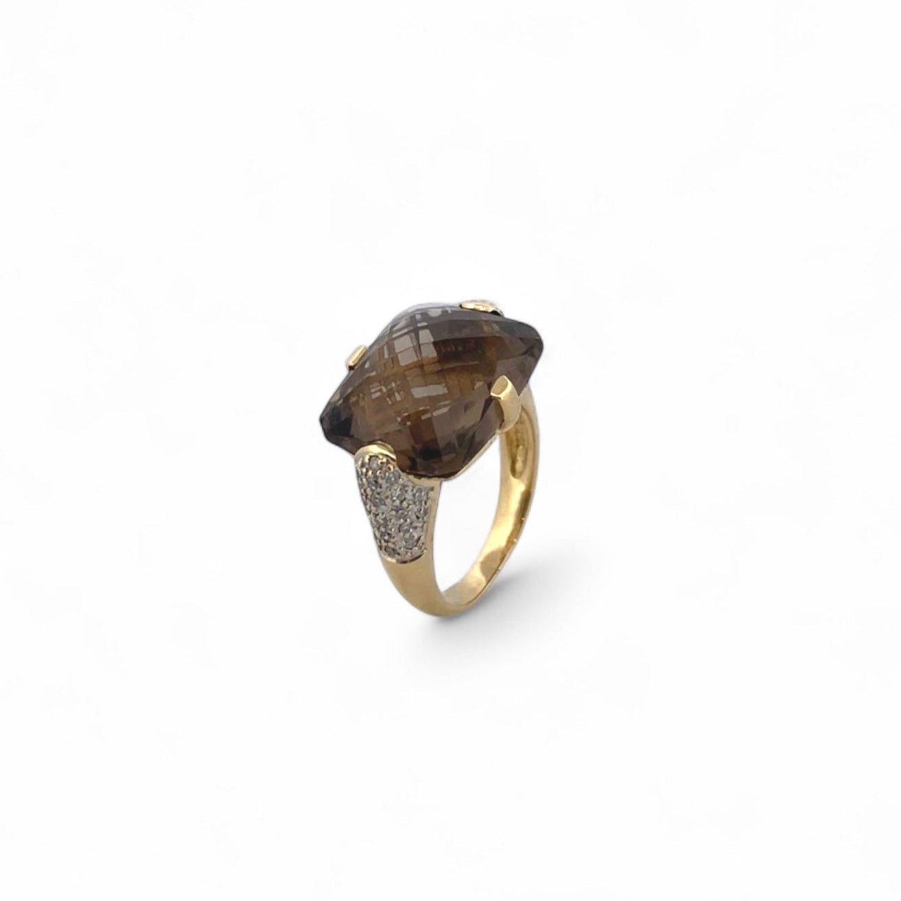 Comprar sortija de oro amarillo de 18kt con piedra central de color café y pavé de diamantes en los brazos. Joyería compro oro Ian'Or. Envío GRATIS.