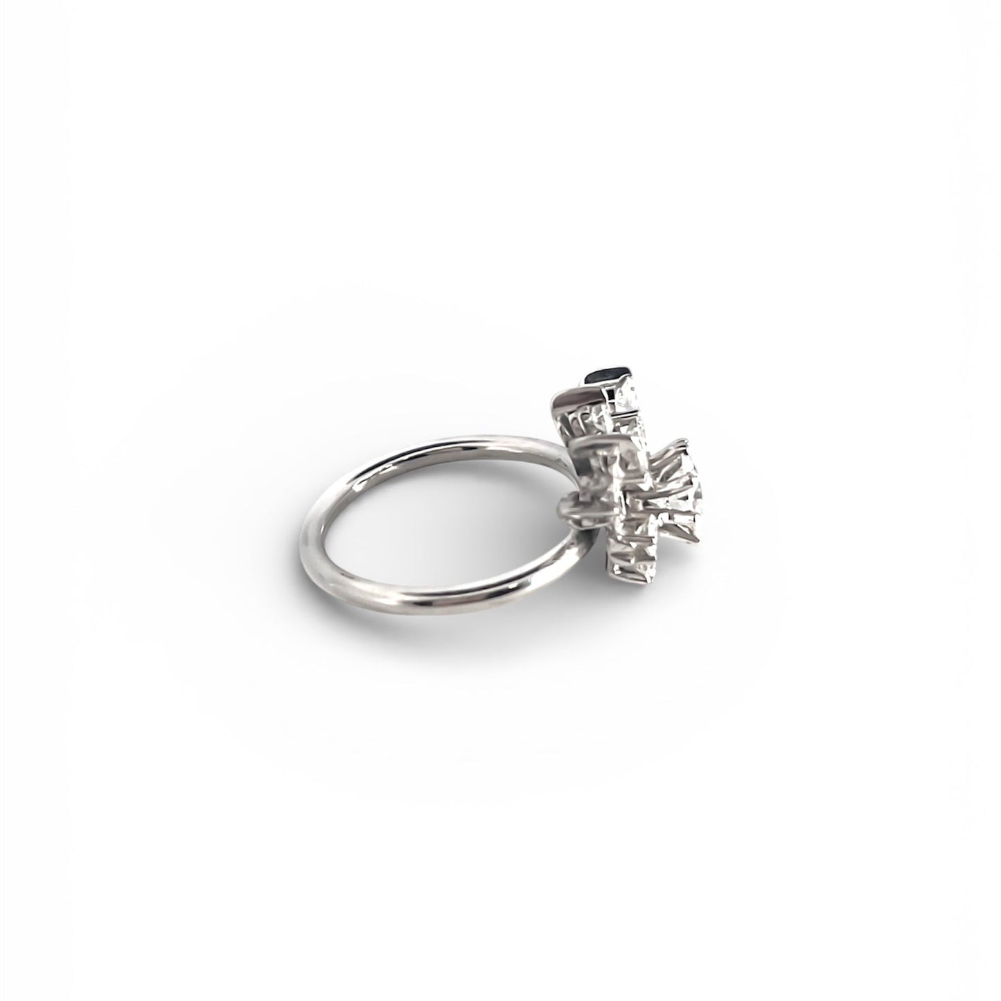 Comprar sortija realizada en oro blanco de 18kt con rosetón de diamantes con brillante central. Joyas vintage yo rosetones de oro blanco y diamantes baratos.