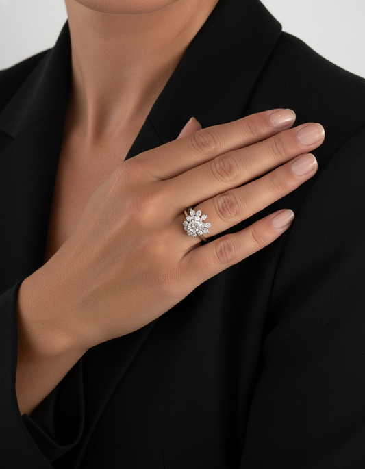 Comprar sortija realizada en oro blanco de 18kt con rosetón de diamantes con brillante central. Joyas vintage yo rosetones de oro blanco y diamantes baratos.