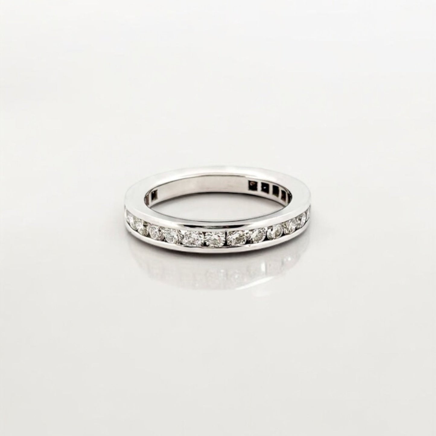 Alianza completa de oro blanco de 18kt con carril de diamantes talla brillante de 0,04ct cada uno. El anillo es de talla 20 y el grosor es de 3,66mm.
Joyería compro oro, dónde comprar y vender joyas al mejor precio en Barcelona. Joyas al mejor precio, envío gratuito. Anillos de compromiso baratos.