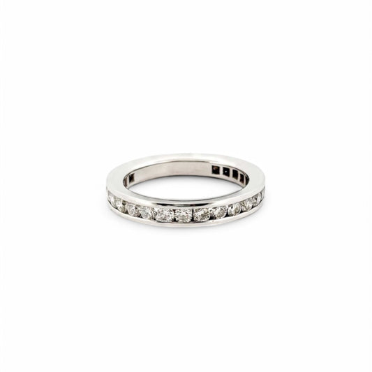 Alianza completa de oro blanco de 18kt con carril de diamantes talla brillante de 0,04ct cada uno. El anillo es de talla 20 y el grosor es de 3,66mm.
Joyería compro oro, dónde comprar y vender joyas al mejor precio en Barcelona. Joyas al mejor precio, envío gratuito. Anillos de compromiso baratos.