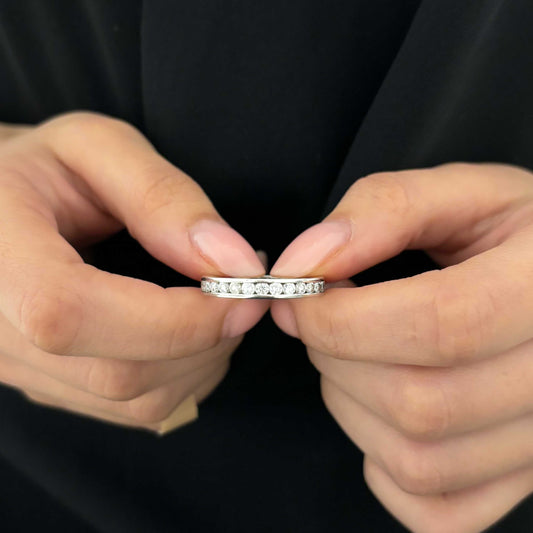 Alianza completa de oro blanco de 18kt con carril de diamantes talla brillante de 0,04ct cada uno. El anillo es de talla 20 y el grosor es de 3,66mm.
Joyería compro oro, dónde comprar y vender joyas al mejor precio en Barcelona. Joyas al mejor precio, envío gratuito. Anillos de compromiso baratos.