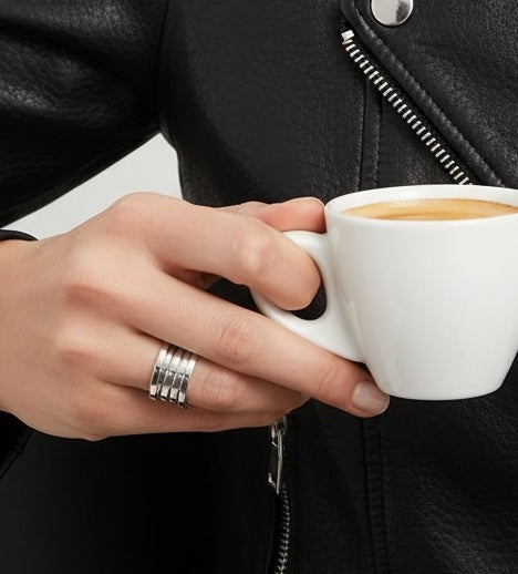 Comprar anillo de la colección B.zero1 de la firma BVLGARI en oro blanco de 18kt con una sola banda. Joyas Bvlgari baratas. Joyería Ian'Or. Envío Gratis.