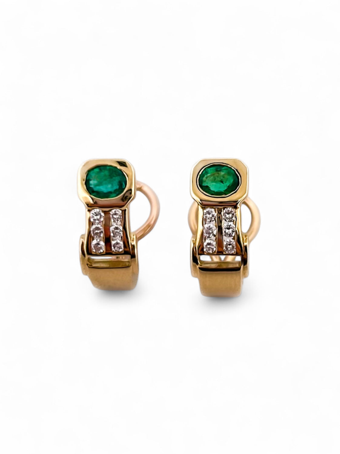 Comprar pendientes realizados en oro amarillo de 18kt, diamantes talla brillante y esmeraldas. Estos pendientes disponen de cierre tipo Omega. Envío GRATIS.
