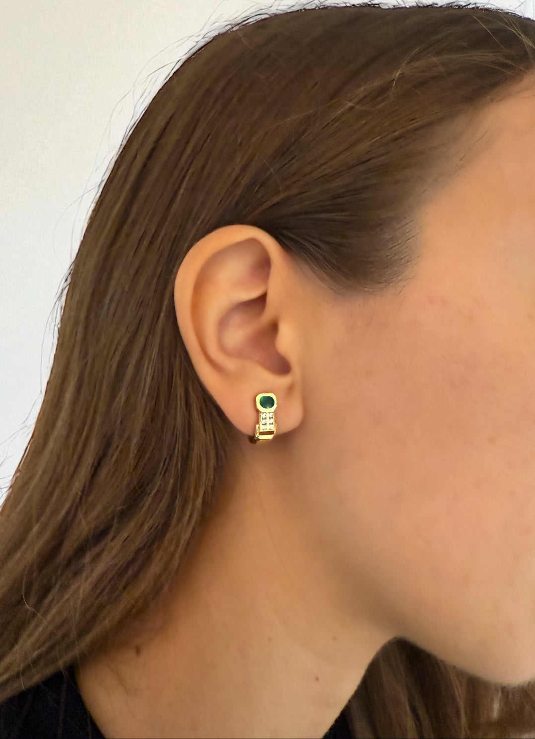Comprar pendientes realizados en oro amarillo de 18kt, diamantes talla brillante y esmeraldas. Estos pendientes disponen de cierre tipo Omega. Envío GRATIS.