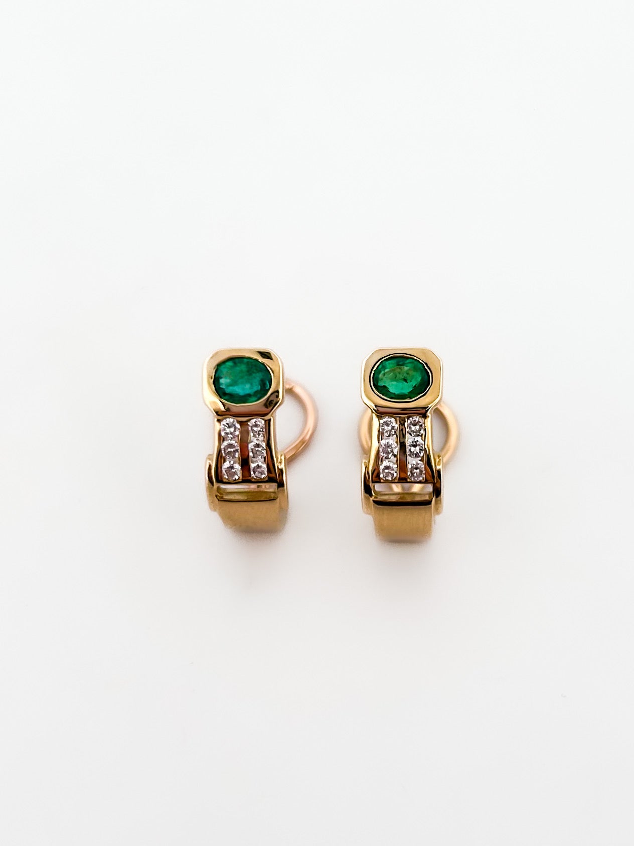 Comprar pendientes realizados en oro amarillo de 18kt, diamantes talla brillante y esmeraldas. Estos pendientes disponen de cierre tipo Omega. Envío GRATIS.