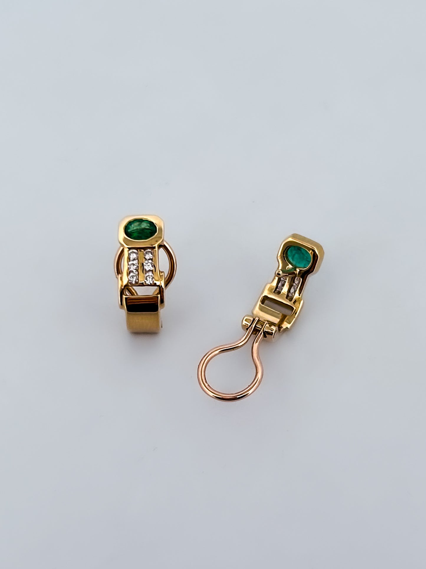 Comprar pendientes realizados en oro amarillo de 18kt, diamantes talla brillante y esmeraldas. Estos pendientes disponen de cierre tipo Omega. Envío GRATIS.
