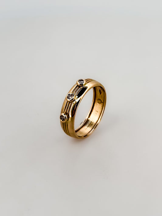 Comprar anillo de la fidelidad realizado en Oro amarillo de 18kt con 3 diamantes talla brillante. Anillo fidelidad oro y diamantes con certificado.